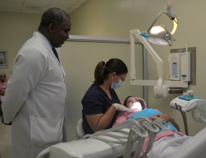 Colaboradores del HMRA reciben operativo odontológico gratis