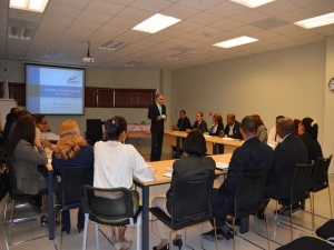 Imparte seminario sobre administración del tiempo en hospital materno