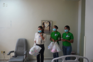 Parturientas en el Hospital Materno Dr. Reynaldo Almánzar reciben utensilios para sus bebés de parte la Fundación Manantial de Vida
