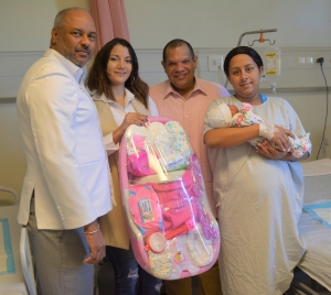 Entregan canastilla a madre de la primera bebe nacida en el año 2020