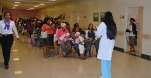 Capacitan a miles de embarazadas sobre el virus del Zika