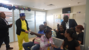 Usuarias del Materno Dr. Reynaldo Almánzar reciben bonos navideños